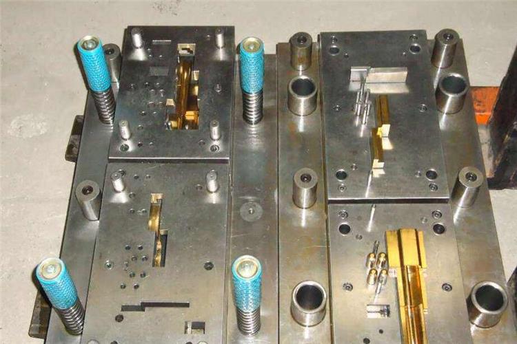 使制品的較大投影面與開模方向垂直，塑件注射時型腔內各方向的壓強P相同，故某方向總壓力F=P x S