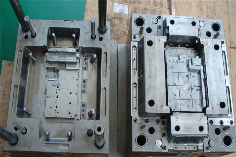 應(yīng)視模具工作零件的材料和要求的不同分別采用退火、正火或調(diào)質(zhì)等預(yù)備熱處理工藝，以改善組織