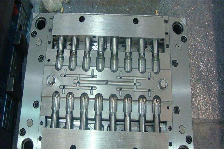 機(jī)械廠從選材和熱處理簡(jiǎn)便考慮，選擇T10A鋼制造截面尺寸相差懸殊、要求淬火后變形較小的較復(fù)雜精密塑膠模具