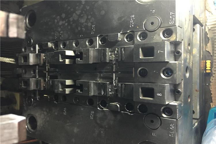 有些精密塑膠模具在工作過程中處于反復(fù)加熱和冷卻的狀態(tài)，使型腔表面受拉、壓力變應(yīng)力的作用