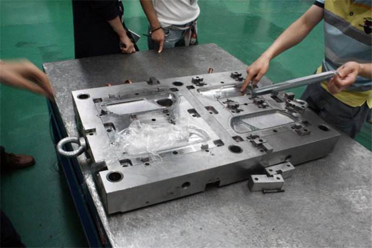 制造廠家應(yīng)具備數(shù)控、電火花、線切割機(jī)床及數(shù)控仿型銑設(shè)備，高精度磨床，高精度三座標(biāo)測量儀，計(jì)算機(jī)設(shè)計(jì)及相關(guān)軟件等