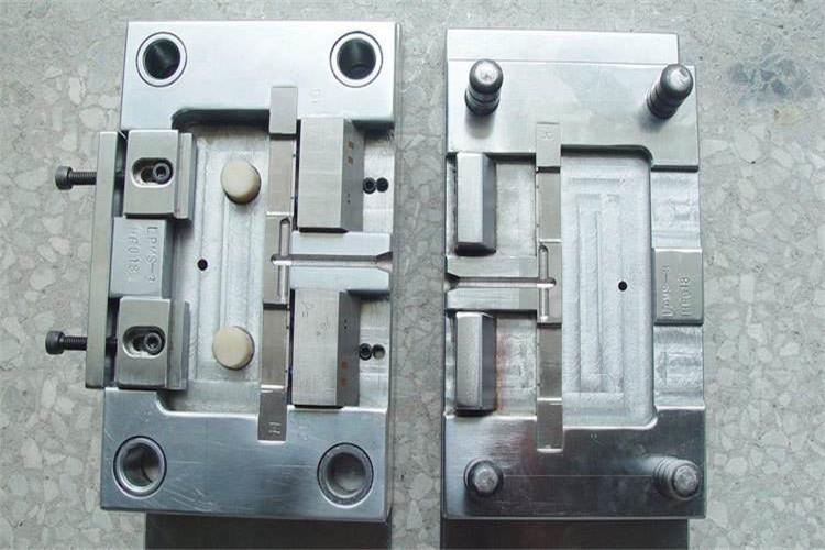 當塑料注塑模具完成制品生產數量，要下機更換其它模具時，應將模具型腔內涂上防銹劑，將模具其附件送交模具保養(yǎng)員