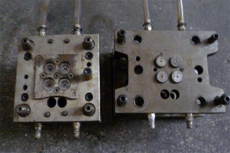 小型塑膠模具的模腔排氣的方法很多，但每一種方法均須保障：排氣槽在排氣的同時，其尺寸設計應能防止物料溢進槽內，其次還要防止堵塞