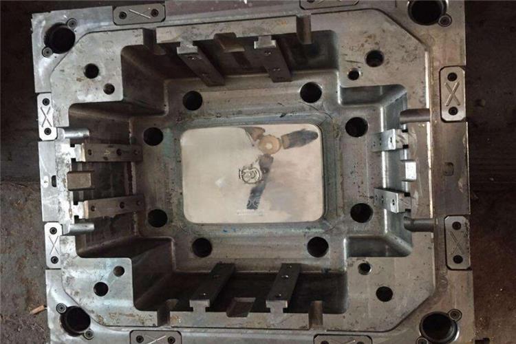 安裝、拆卸成型精密注塑模具中零件時，用錘子敲擊零件，造成精密注塑模具零件變形或光潔面被破壞、工作面有撞擊傷痕