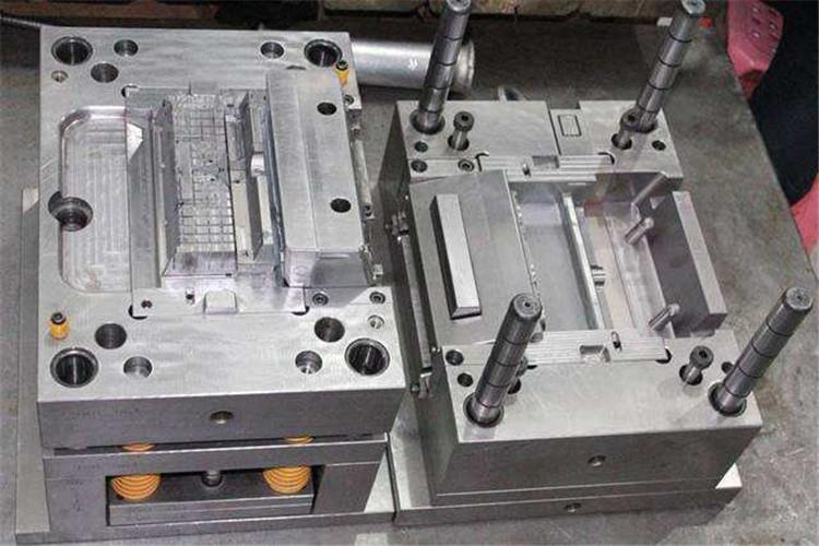 溫度控制對(duì)成形性之目的及作為成形品外觀，材料物理性質(zhì)，成形循環(huán)等，受塑料注塑模具溫度之影響，頗為顯著