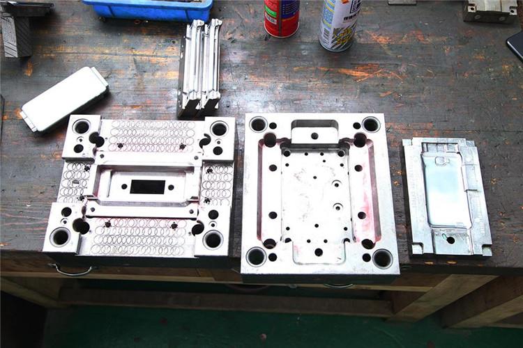 通常，當(dāng)成型工藝操作完成后，往往會(huì)在塑膠模具上留下污穢物或殘余物，針對(duì)不同種類的殘留物，清洗的要求也不相同