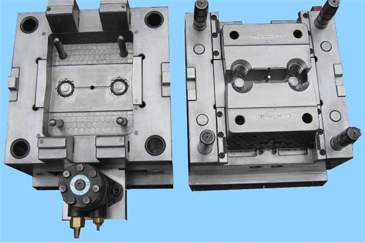 注塑模具類型根據(jù)模具基本結(jié)構(gòu)分為兩類：類是二板模，也稱大水口模；另一類是三板模，也稱細(xì)水口模