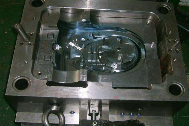 雖然是在選定成型材料、成型設(shè)備時(shí)，在預(yù)想的工藝條件下進(jìn)行高精度塑膠模具設(shè)計(jì)