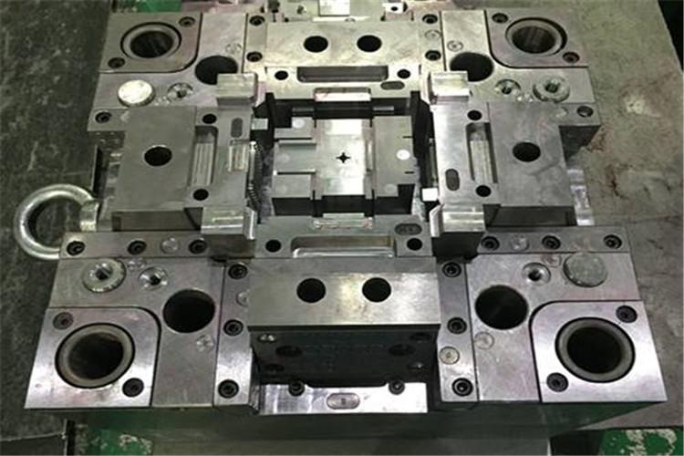 模塑一體的塑膠模具廠應(yīng)該都遇到過，模具在注塑過程中生銹的情況，明明上午還是好的