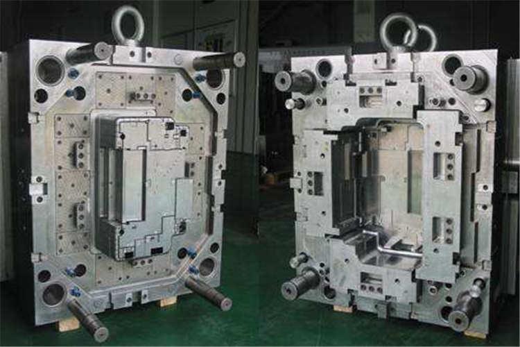 磨損失效，當(dāng)模具使用的材料與熱處理不合理，塑膠模具的型腔表面硬度低，而耐磨性差