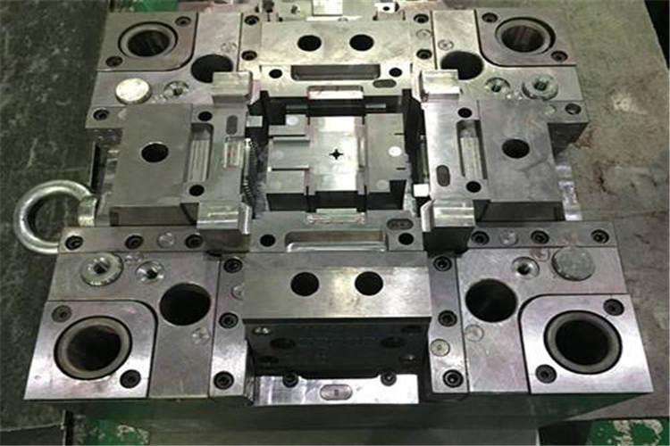 如何選擇塑膠模具研磨和拋光的操作次序，完全取決于拋光操作者的經(jīng)驗(yàn)和其使用的工具與設(shè)備