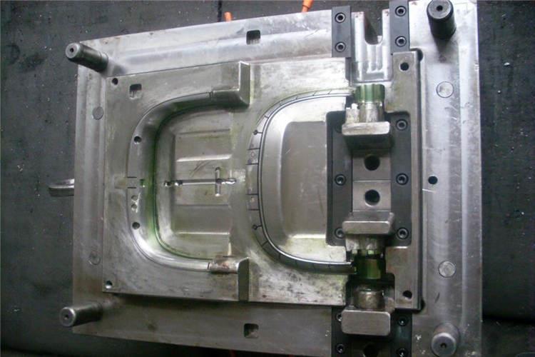 現(xiàn)階段采用計(jì)算機(jī)輔助設(shè)計(jì)技術(shù)，進(jìn)行精密注塑模具的設(shè)計(jì)加工，不僅能保障產(chǎn)品質(zhì)量、提高生產(chǎn)效率、大大降低設(shè)計(jì)成本