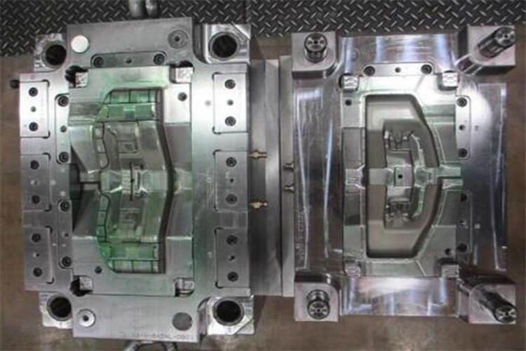 精密注塑模具的設(shè)計(jì)加工需要模具制作車(chē)間的運(yùn)行模式來(lái)保障順利完成