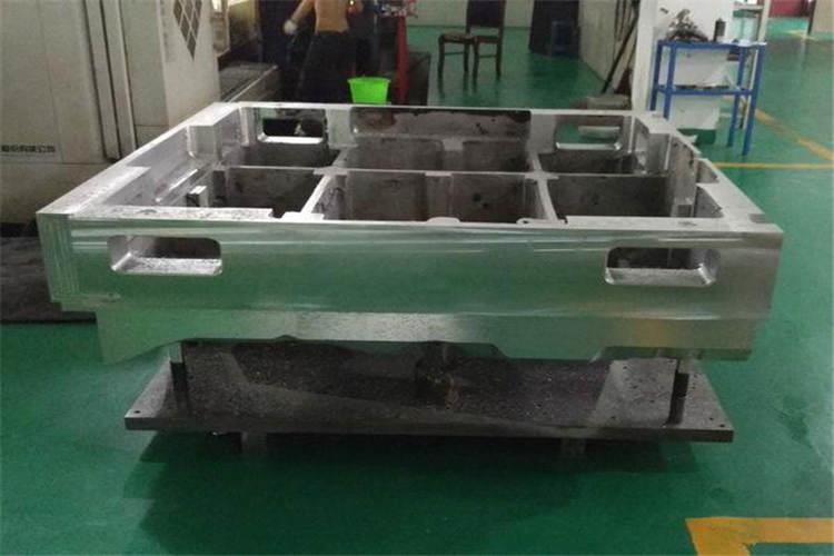如果觀察鋁制注塑模具成型周期過程中實際溫度，那么在注塑過程中將會出現(xiàn)長而尖的快速溫度變化，接著是模具溫度均等地下降