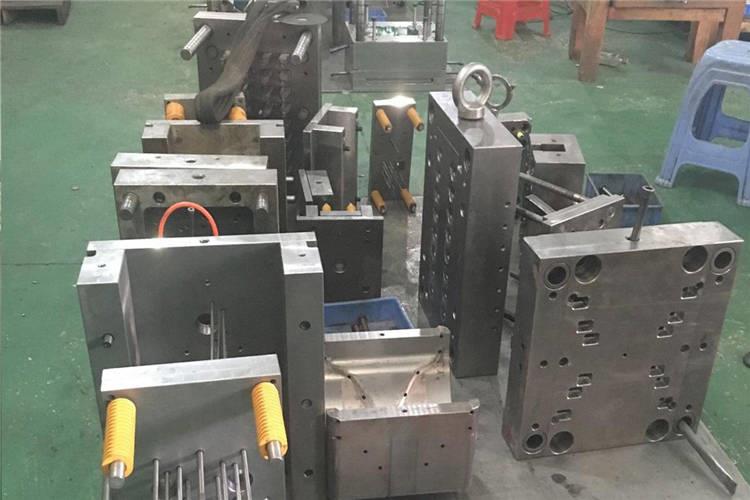 制品內(nèi)外壁高分子的松馳程度不同，容易引起塑料注塑模具制品出現(xiàn)開裂、變形等缺陷