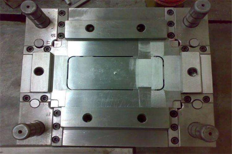 一副大型注塑模具使用30萬模次后其成型面只產(chǎn)生微小磨損，成型尺寸測量不出磨損變化量