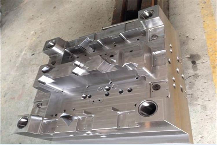 隨著高精度塑膠模具模具加工工藝的發(fā)展，冷擠、電加工、磨削、電鑄以及超塑成形等手段被廣泛應(yīng)用