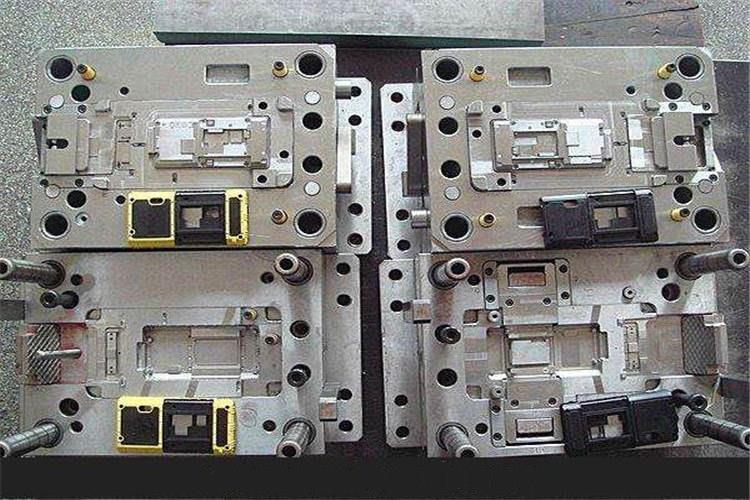 轉盤式雙色注塑模具主要適用于中小型雙色制品的生產(chǎn)，如冰箱雙色裝飾條、汽車天窗防護件等