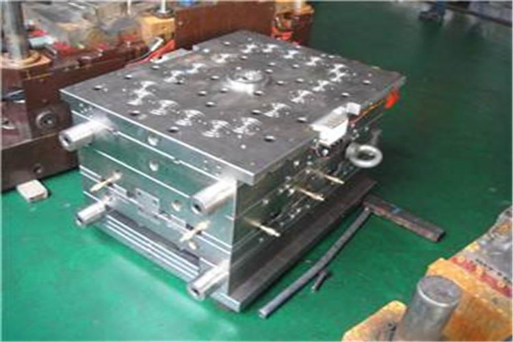 轉塔式雙色注塑模具適用于大、中型雙色制品的生產(chǎn)。如大型雙色空調(diào)面板、電視前殼等