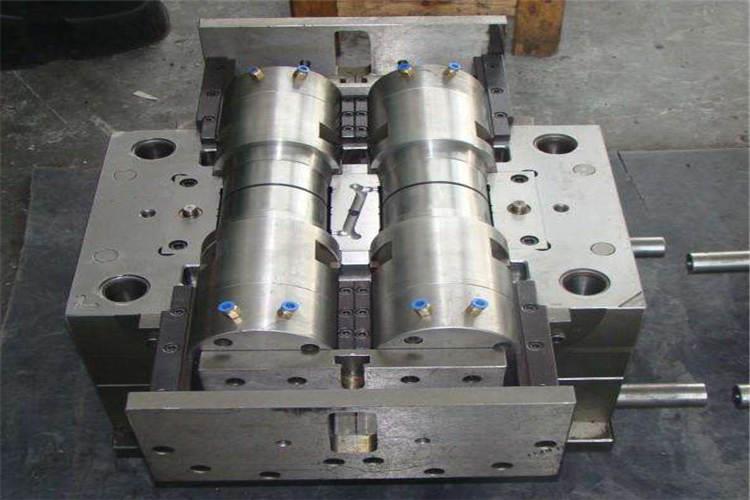 提高效率、降低小型塑膠模具設(shè)計(jì)成本小型塑橡模具設(shè)計(jì)，在滿足產(chǎn)品技術(shù)要求的條件下，盡量采用常用模具材料