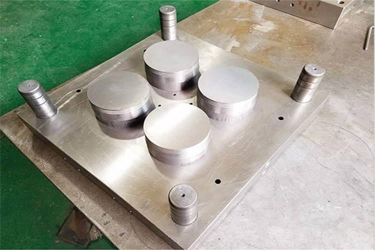 .小型塑膠模具結(jié)構(gòu)要合理我們知道，產(chǎn)品的尺寸精度主要決定原料收縮率的波動(dòng)和模具制造誤差