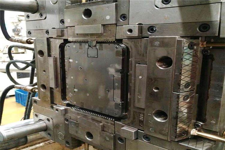 為了保持在注射壓力、鎖模力下的模具精度，在設(shè)計精密注塑模具結(jié)構(gòu)時要考慮型腔零件進行磨削、研磨和拋光等加工可行性