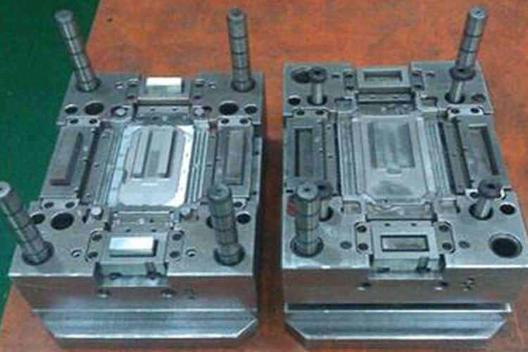 一套優(yōu)質(zhì)的雙色塑膠模具，不僅需要有好的加工設(shè)備與熟練的雙色注塑工人