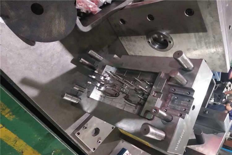 模具加工過程中的注意事項：虎鉗夾持高度不應(yīng)小于10mm，加工工件時應(yīng)該明確夾持高度和加工高度