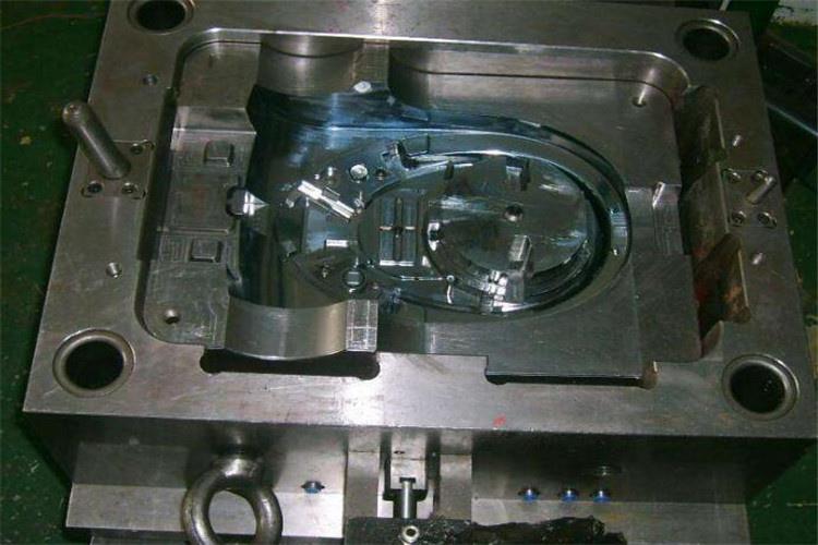 在塑膠模具制作前期就會做一系列的預(yù)防措施和規(guī)避方法，比如做模流分析、模具評審等