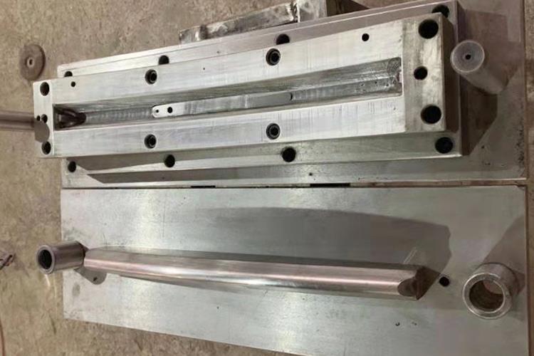 是在冷沖壓加工中，將材料（金屬或非金屬）加工成零件（或半成品）的一種特殊工藝裝備